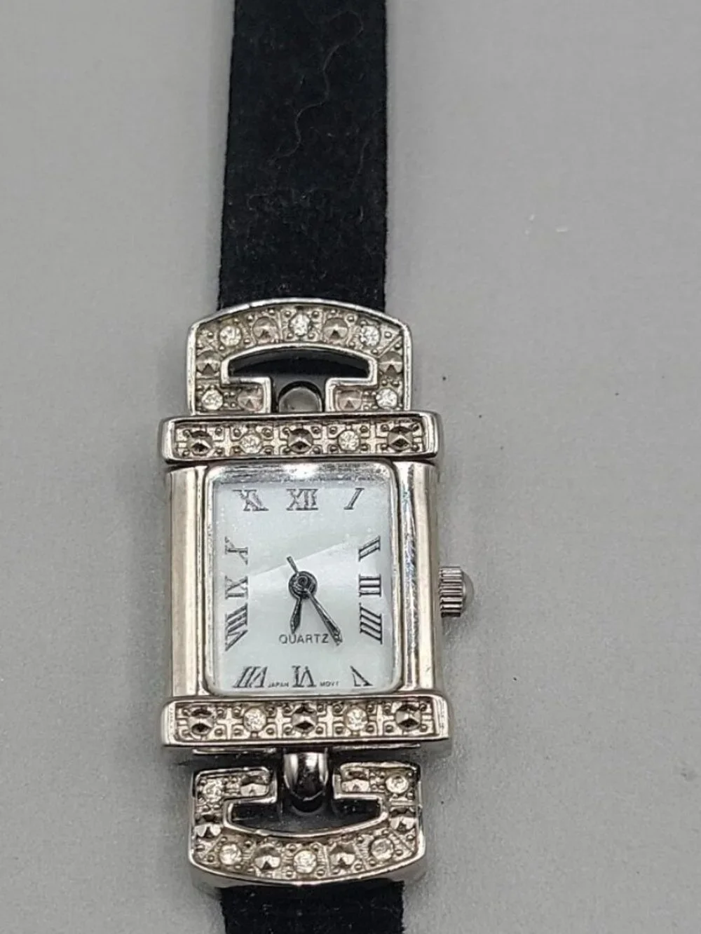Vintage Avon Crystal Rhinestone Ladies Quartz Watch 7.5